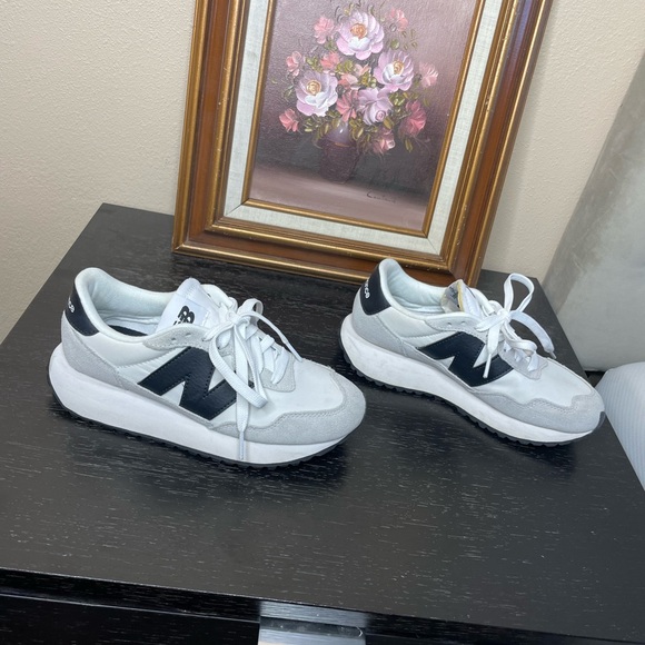 New Balance Classic 237 White and Black Trainers 6 in women’s - Picture 3 of 8